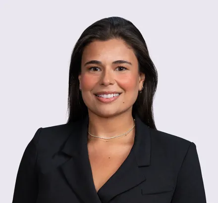 Caroline Braga headshot