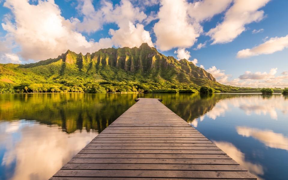 A view of some mountains on Oahu,